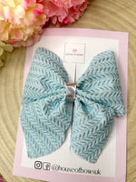 Pinch hair bow