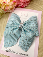 Pinch hair bow