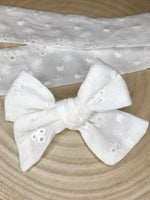 Broderie Hand tied bow